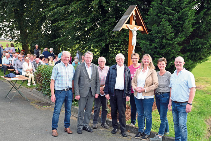 Bei der Einweihung des Wegekreuzes an der Waldliesborner Straße versammelten sich Gerd Gelhäut (v.l.), Pfarrer in Rente Aug