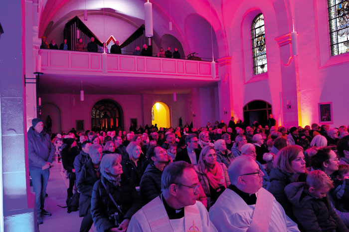 Volle Kirchenbänke zur Eröffnungsfeier demonstrieren starkes Interesse der Westerwieher an ihrer ästhetisch renovierten St