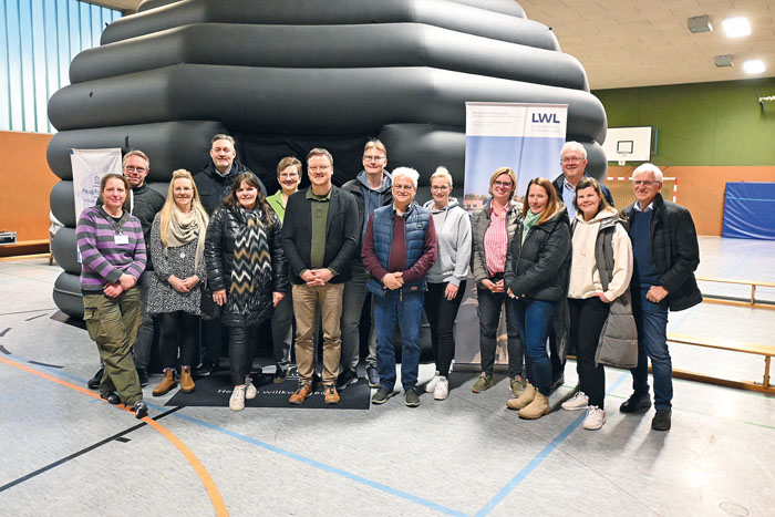 Mitglieder des Fördervereins, die Schulleitung  sowie Vertreter von Stadt und Sportverein vor dem Sternenzelt.  Foto: RSA/Pf