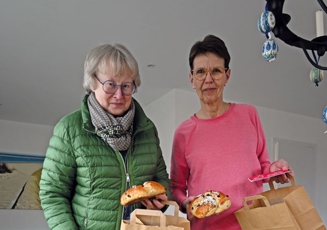 Margret Strothoff (r.)– hier mit Ursula Melzig – bei der Osterbrotverteilung. Foto: RSA/Pfaff