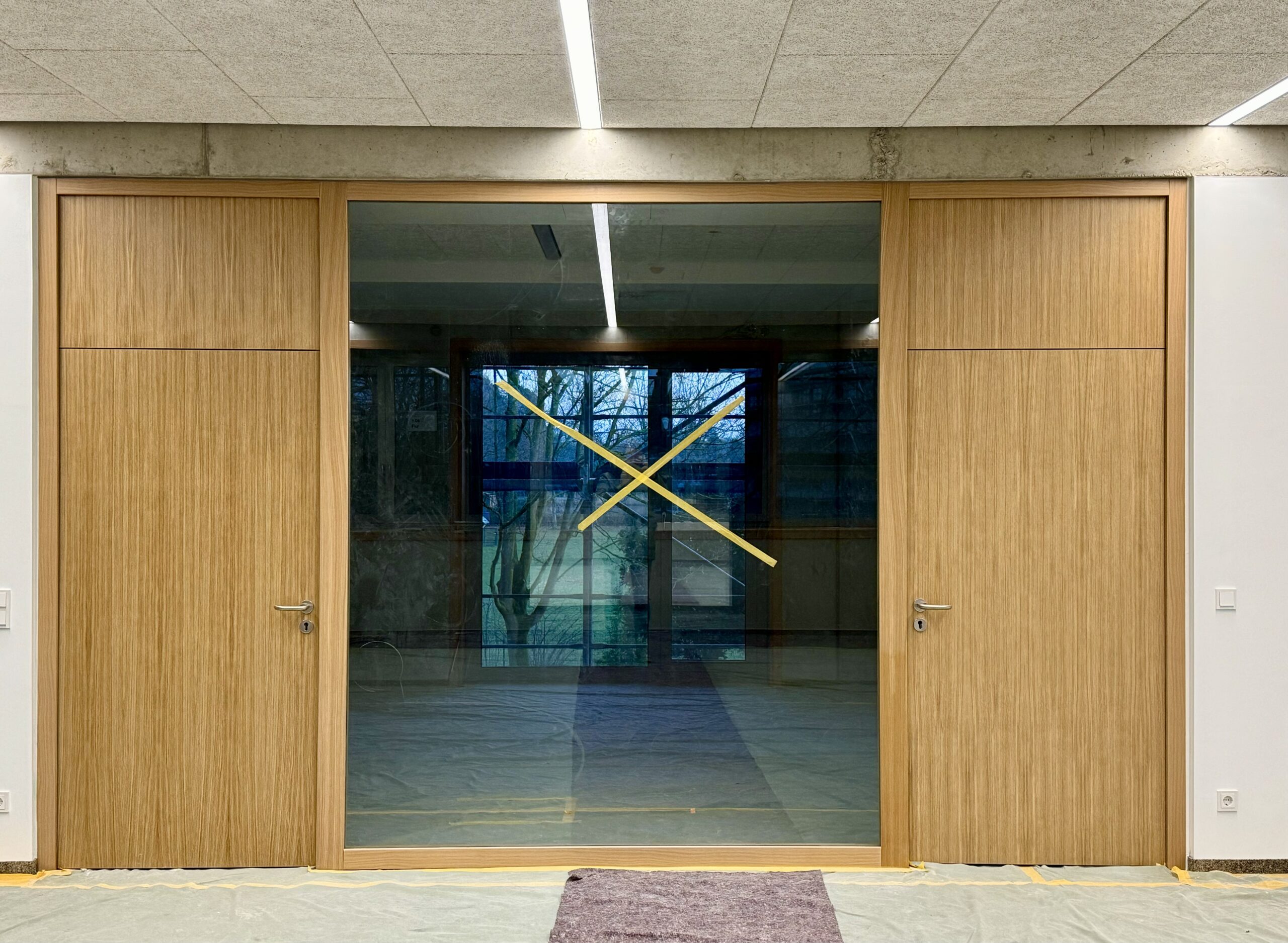 In Eiche eingefasste Türen und Glasscheiben grenzen die Klassenzimmer von den Fluren ab. 