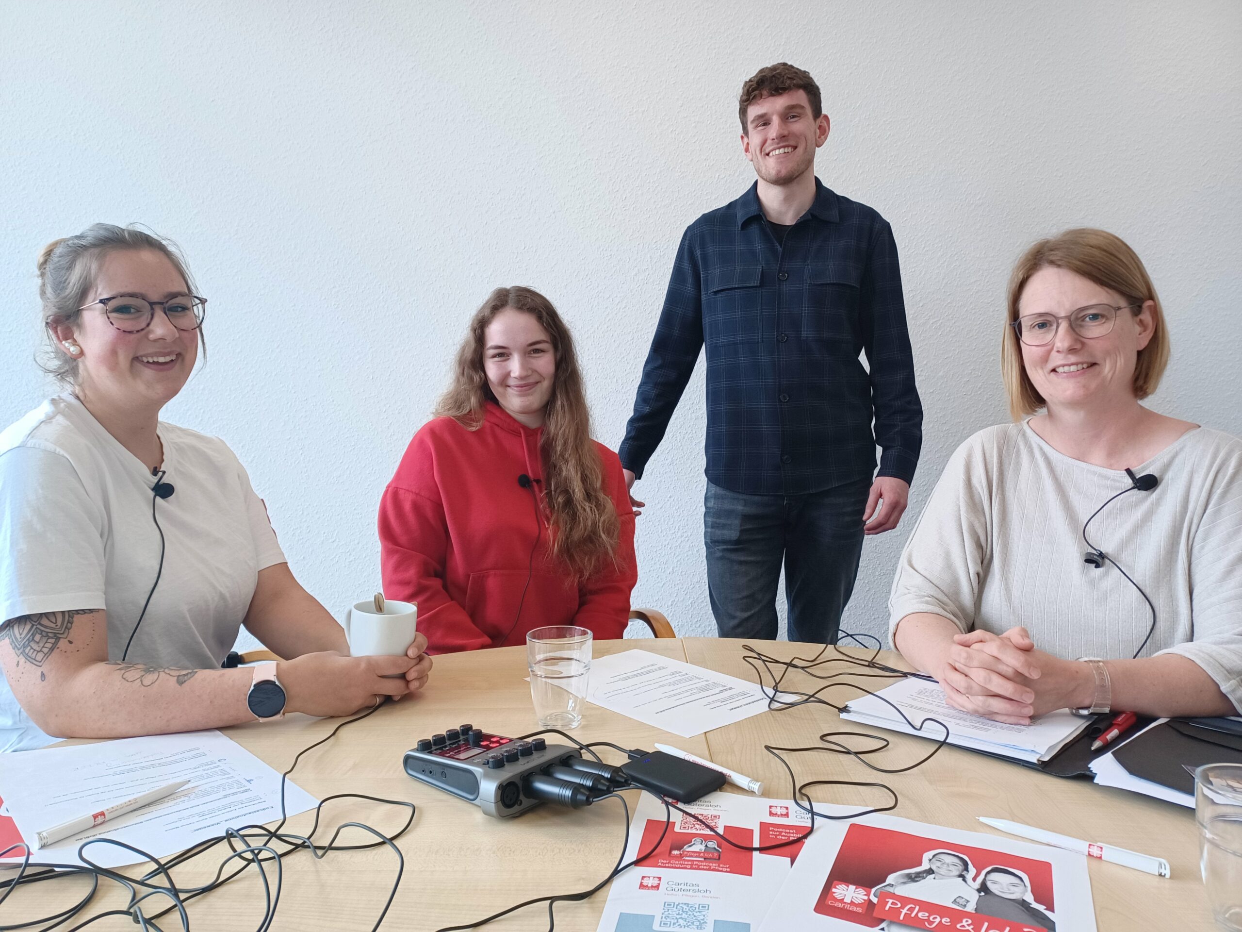 Botschafterinnen für die Pflege (v.l.): Celina Cholewa, Melina Pakull und Andrea Vieweger zusammen mit Frederic Trapphoff (P