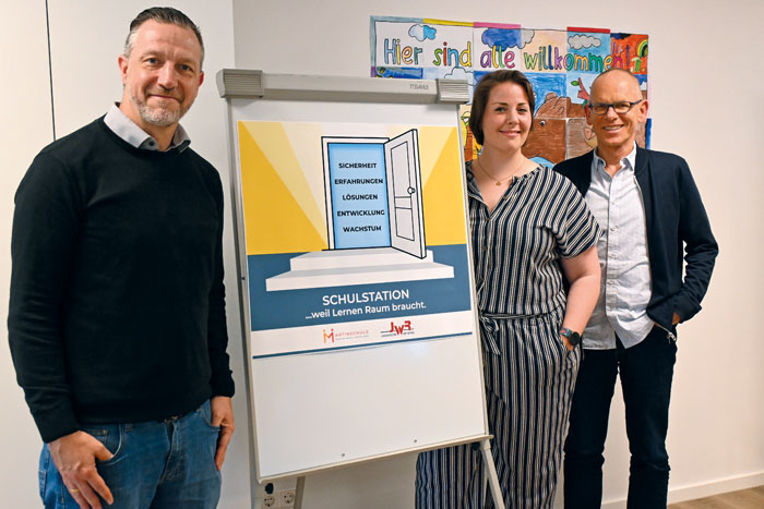 André Müller, Sandra Dransfeld und Adolf Salmen präsentieren das neue Leitbild der Schulstation „…weil Lernen Raum bra