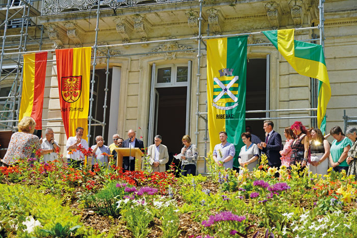 Vor der Kulisse des Rathauses in Ribérac hatten die französischen Freunde 2023 zur ersten Geburtstagsfeier eingeladen. Das 