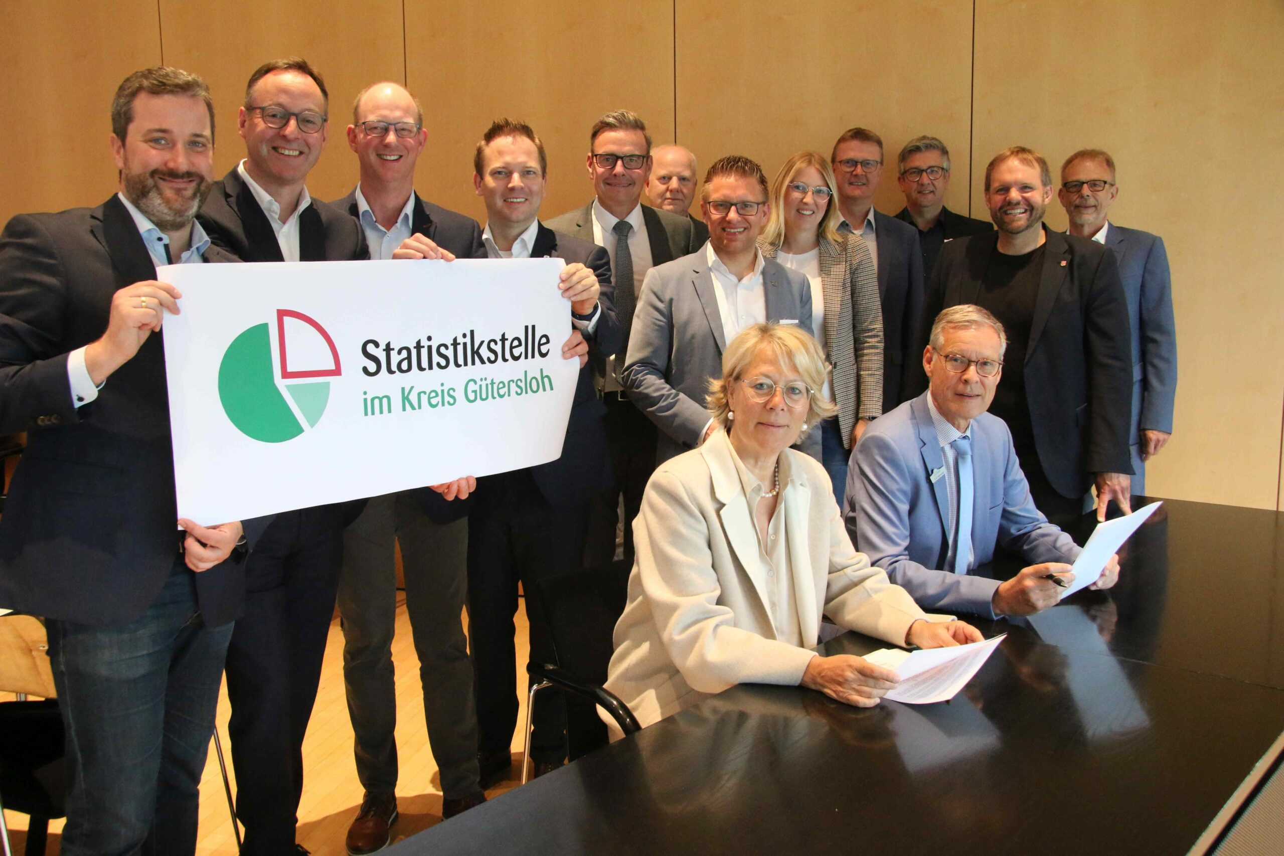 Die Vertreter des Kreises und die Bürgermeisterinnen und Bürgermeister von zwölf Kreiskommunen unterzeichneten den Vertrag