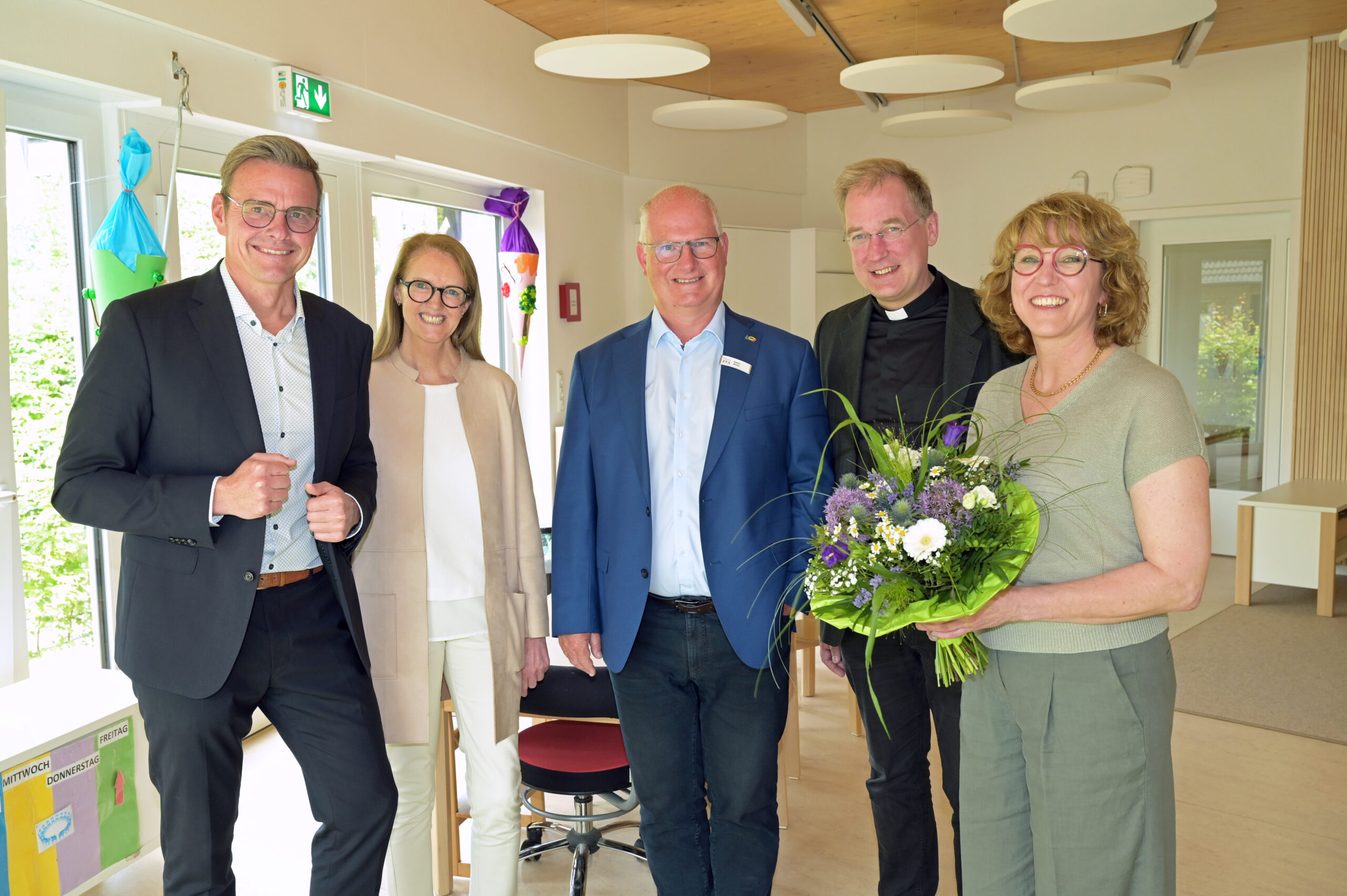 Bürgermeister Andreas Sunder, Renate Wünnerke, Detlef Müller, Vikar Christoph zu Bentheim, Leiterin Bärbel Brunnert freue
