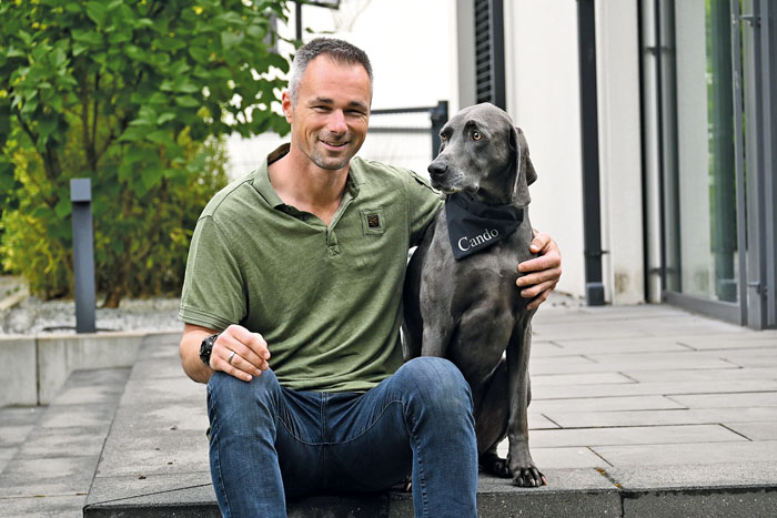 Dennis Eilhoff mit Weimeraner „Cando“ und wertvollen Trikots aus seiner aktiven Profizeit.  Fotos: RSA/Pfaff