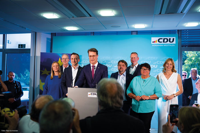 Veronika Mertens (rechts) bei der Wahlparty am Sonntagabend u.a. mit NRW Ministerpräsident Hendrik Wüst. Foto: Paul Schneid