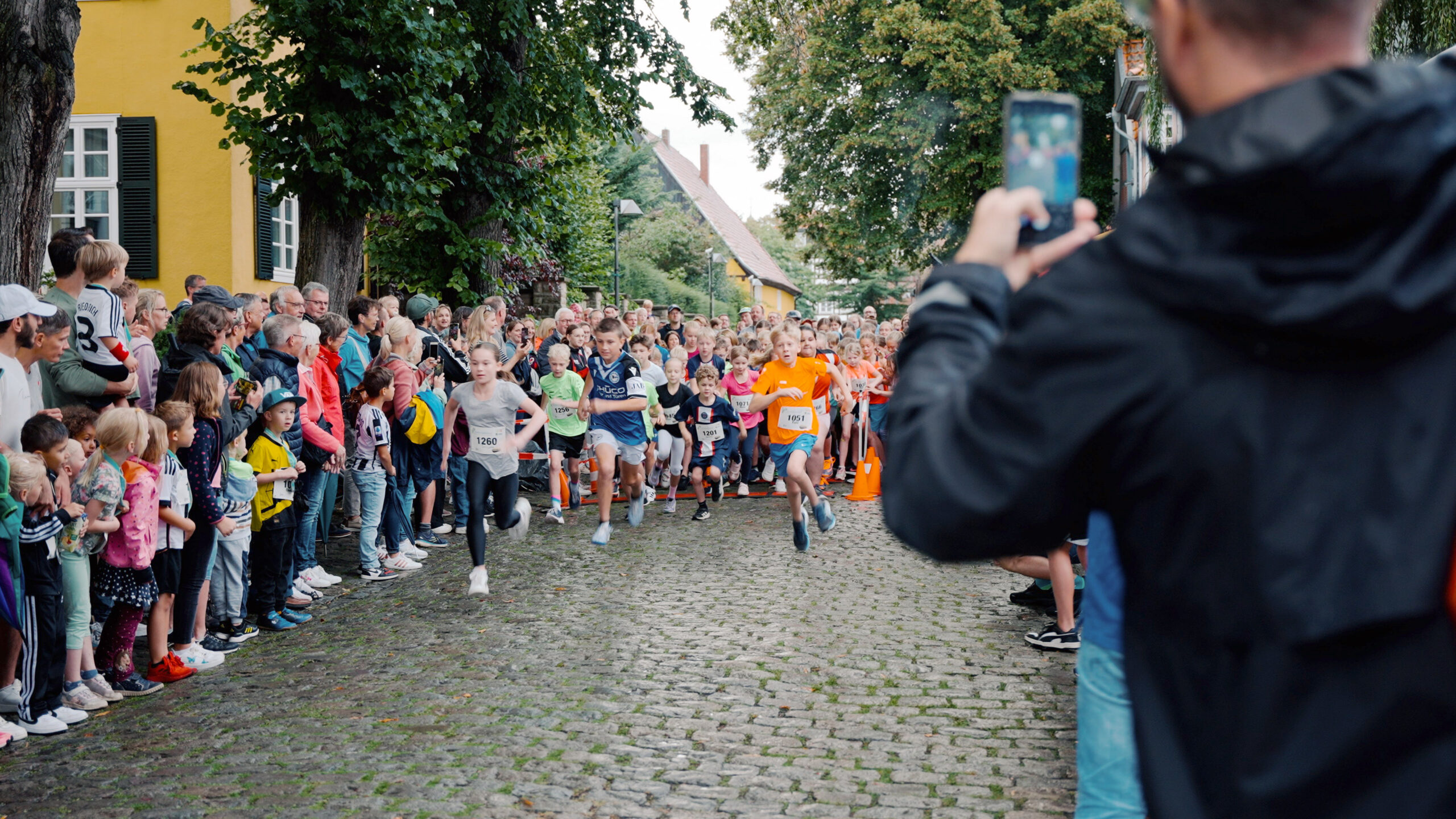Megastimmung im Fan-Nest: Hunderte Zuschauer feuerten die jungen Sportler im Vorjahr bei der Kinderlauf-Premiere des Grafscha