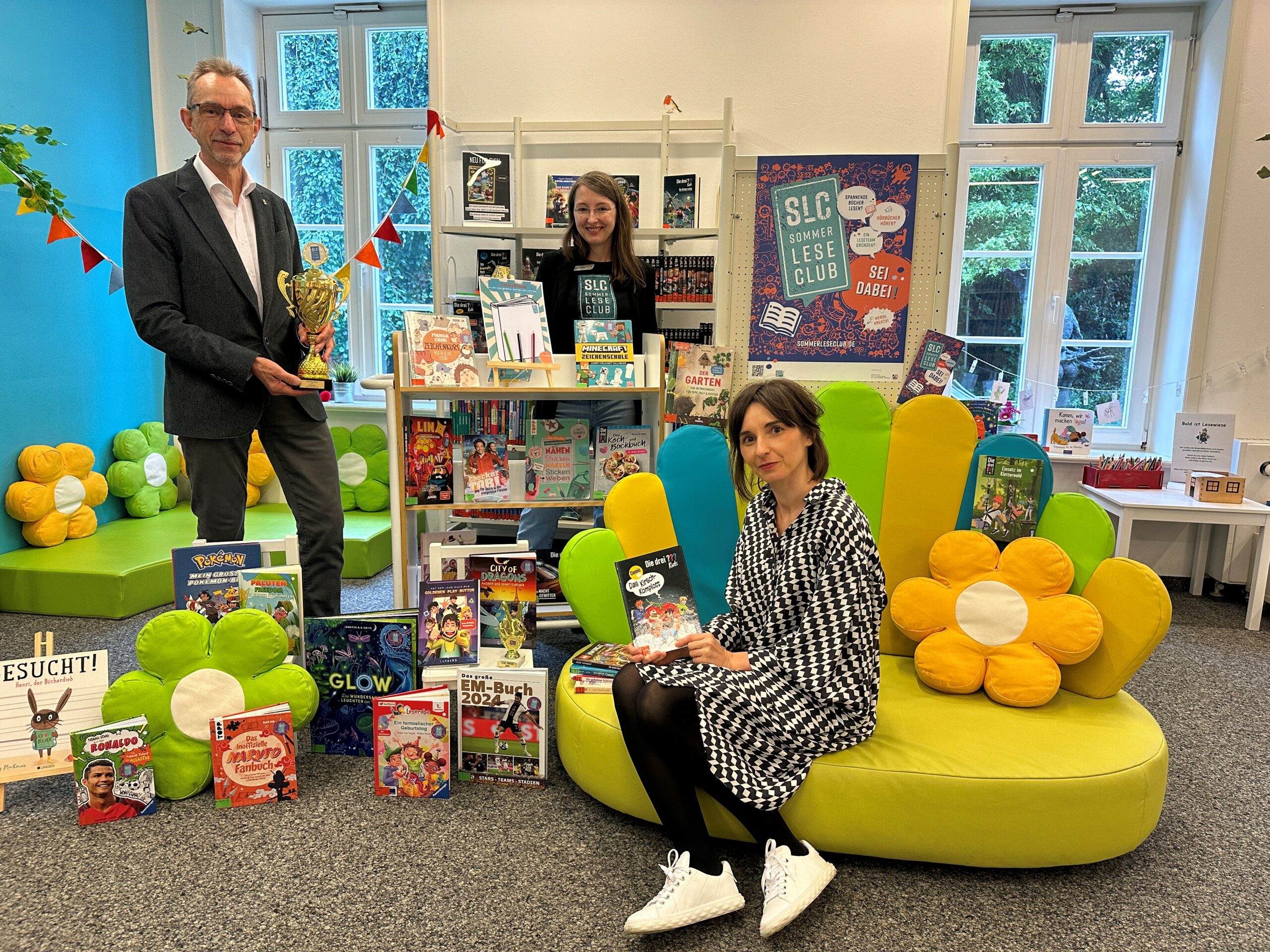 Wolfgang Rieländer von der Max Lüning GmbH & Co. KG, Jennifer Bader vom Leitungsteam der Stadtbibliothek Rietberg und Nina 