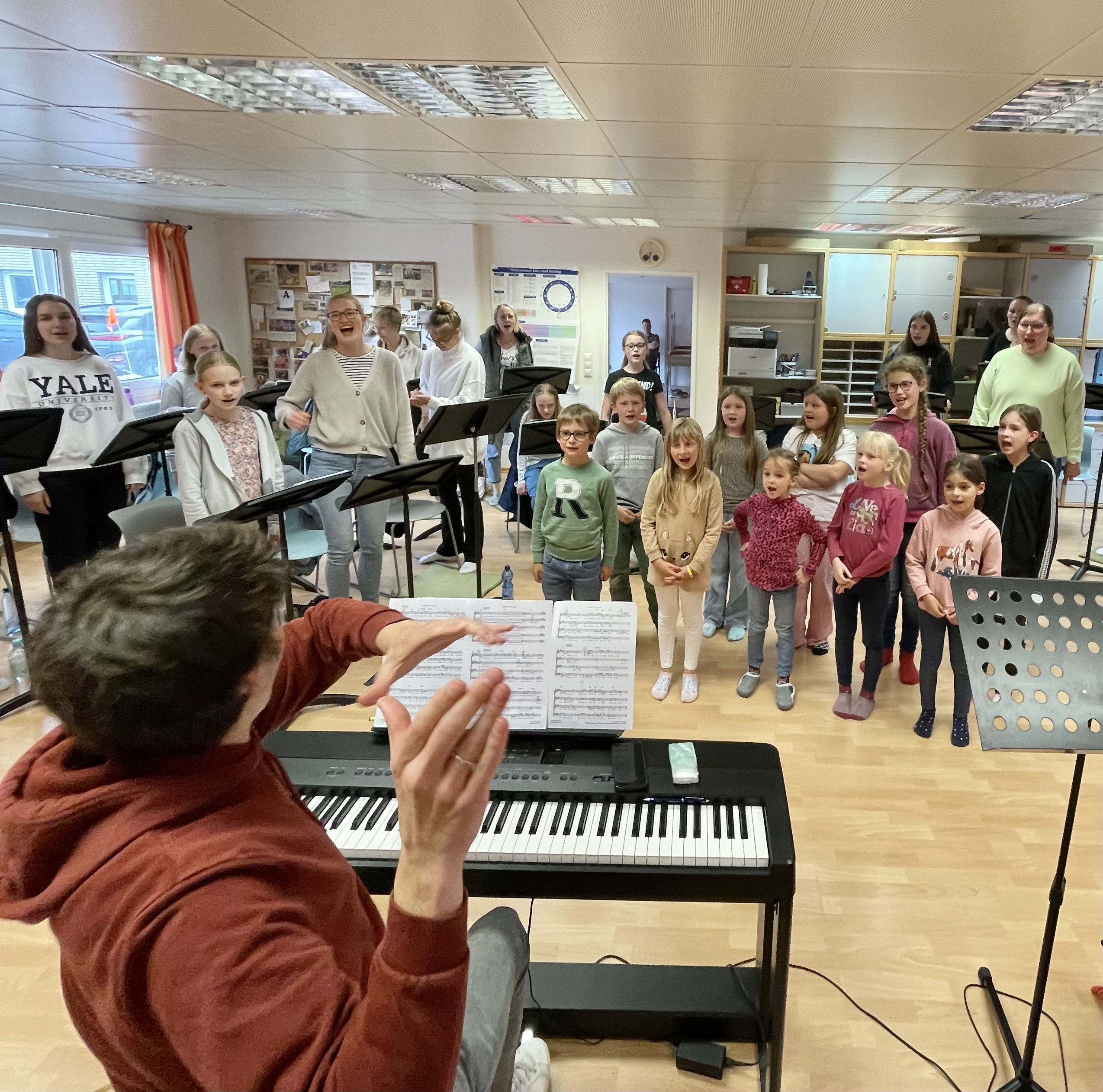 Gestern haben der Kinderchor LautStark! und der junge Popchor JuChoVa gemeinsam geprobt. Chorleiter Sören Graute motiviert m