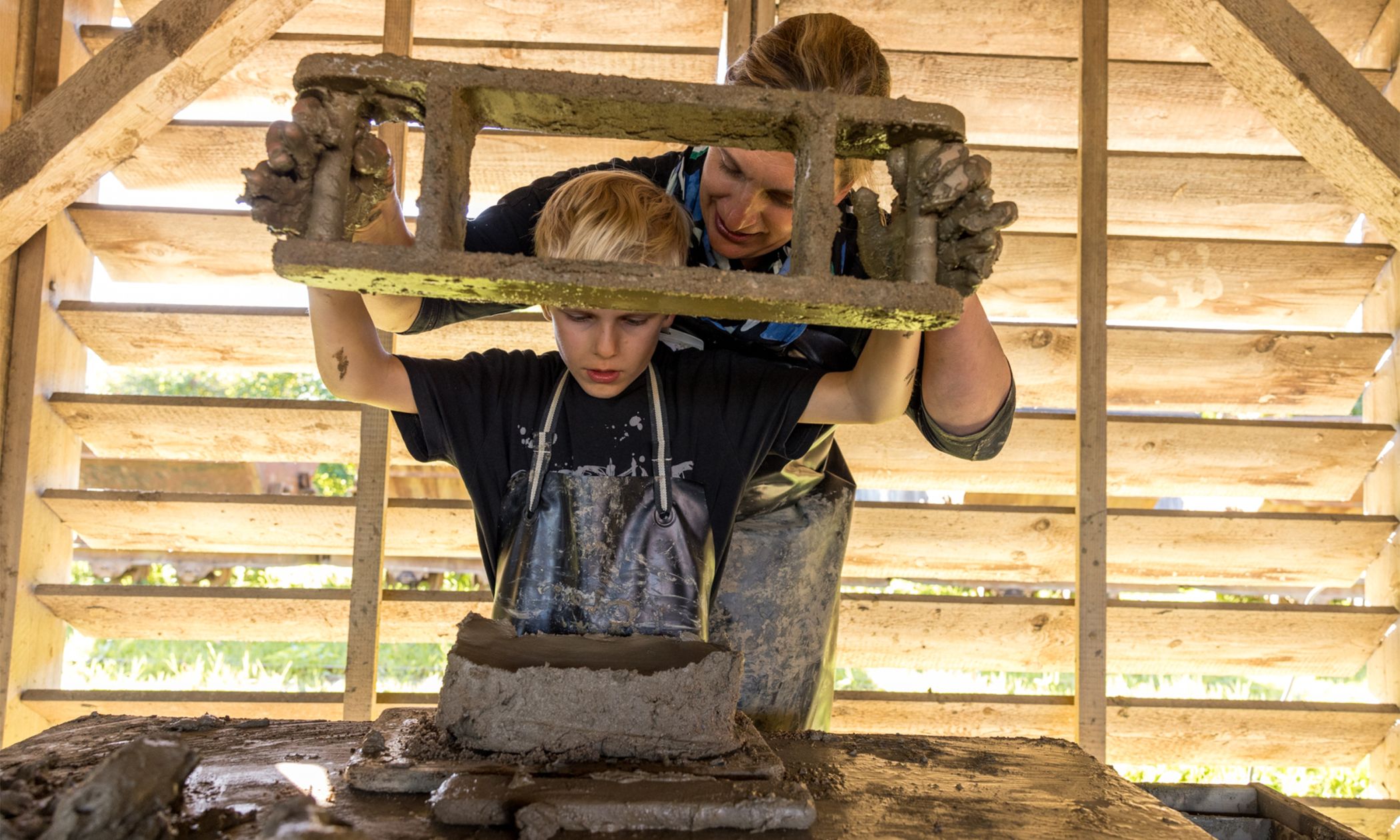 Ob sportlich, kreativ oder produktiv im Matsch - in der Ziegelei Lage ist gemeinsamer Familienspaß garantiert.
Foto: LWL/Har