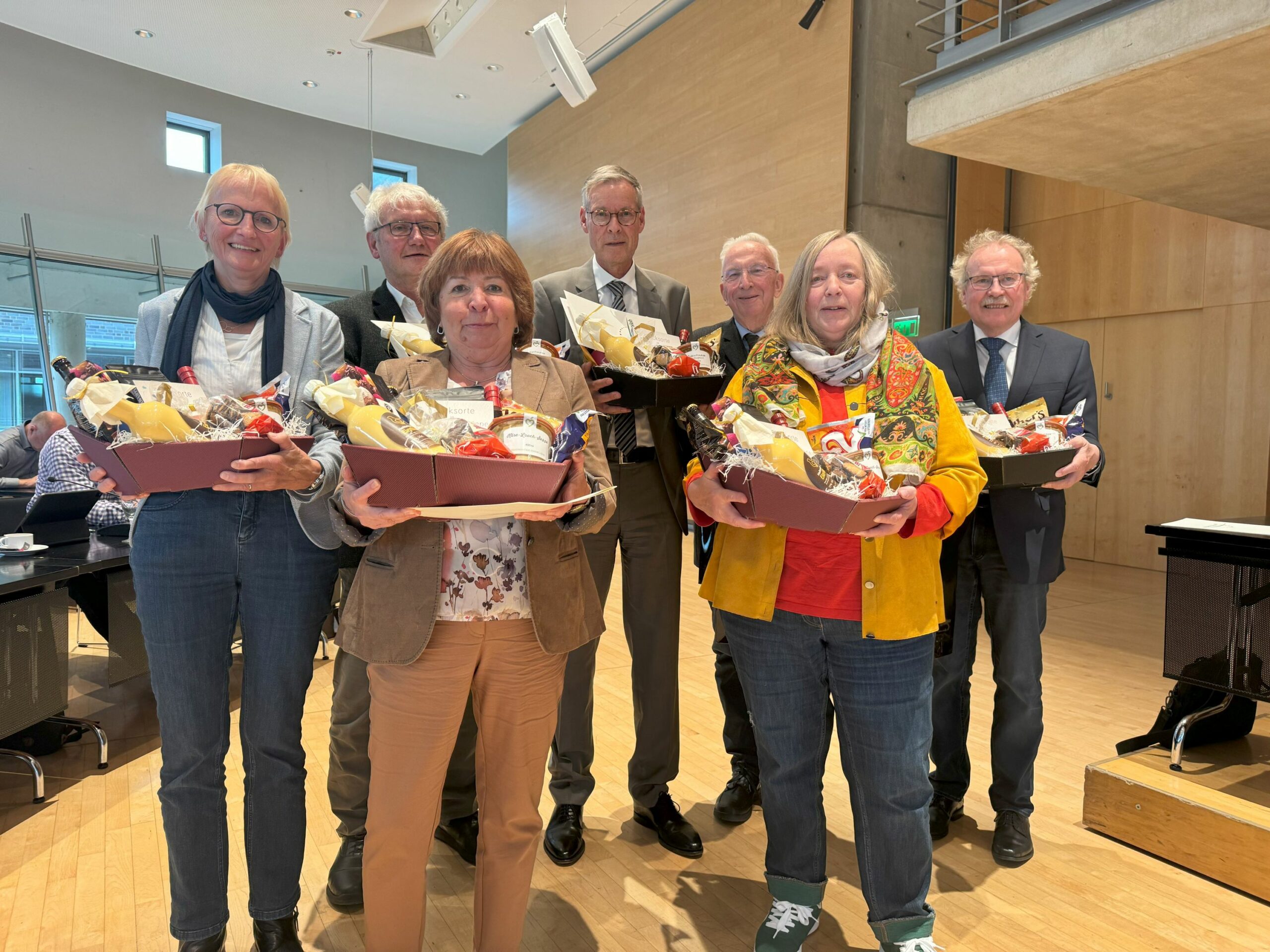 •	Präsentkorb mit Leckereien aus dem Kreis Gütersloh: (v.l.): Birgit Niemann-Hollatz (Grüne), Dr. Heinz-Josef Sökeland 