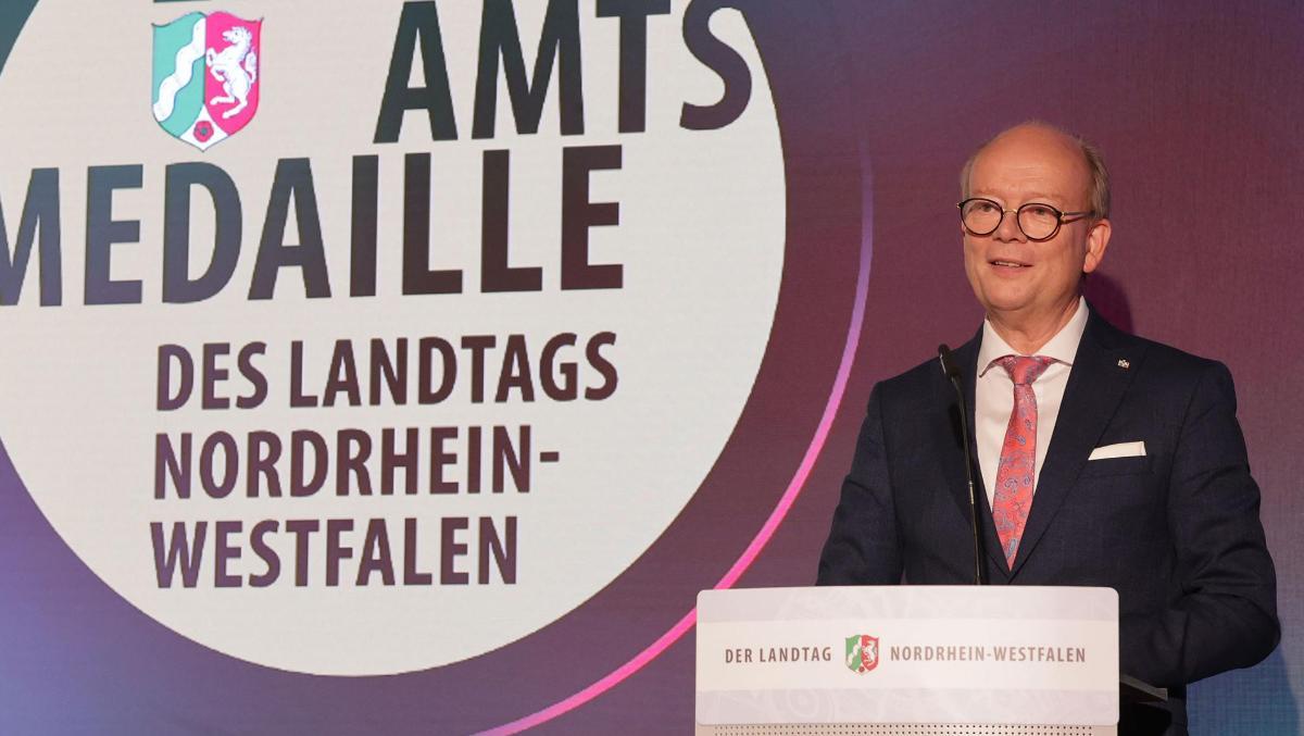 Der Präsident des Landtags, André Kuper, würdigte das ehrenamtliche Engagement der Preisträgerinnen und Preisträger.— 
