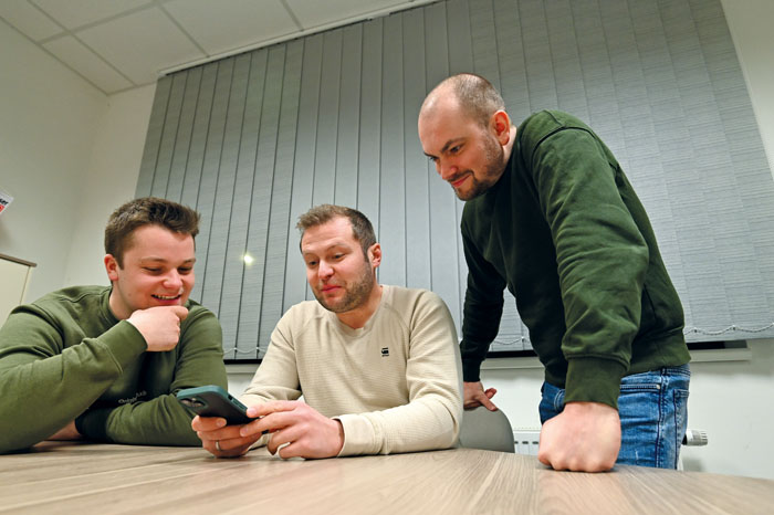 Nils Linnenkamp, Pascal Ketzer und Dennis Zieroth halten jede neue Idee  schnell im Smartphone fest, um die Gags für den nä