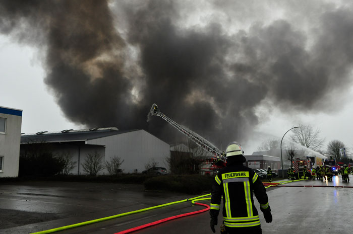 Lange sichtbare schwarze Rauchwolken waren optische Zeugen eines verheerenden Großbrandes in zwei Produktionshallen. Gegen 1