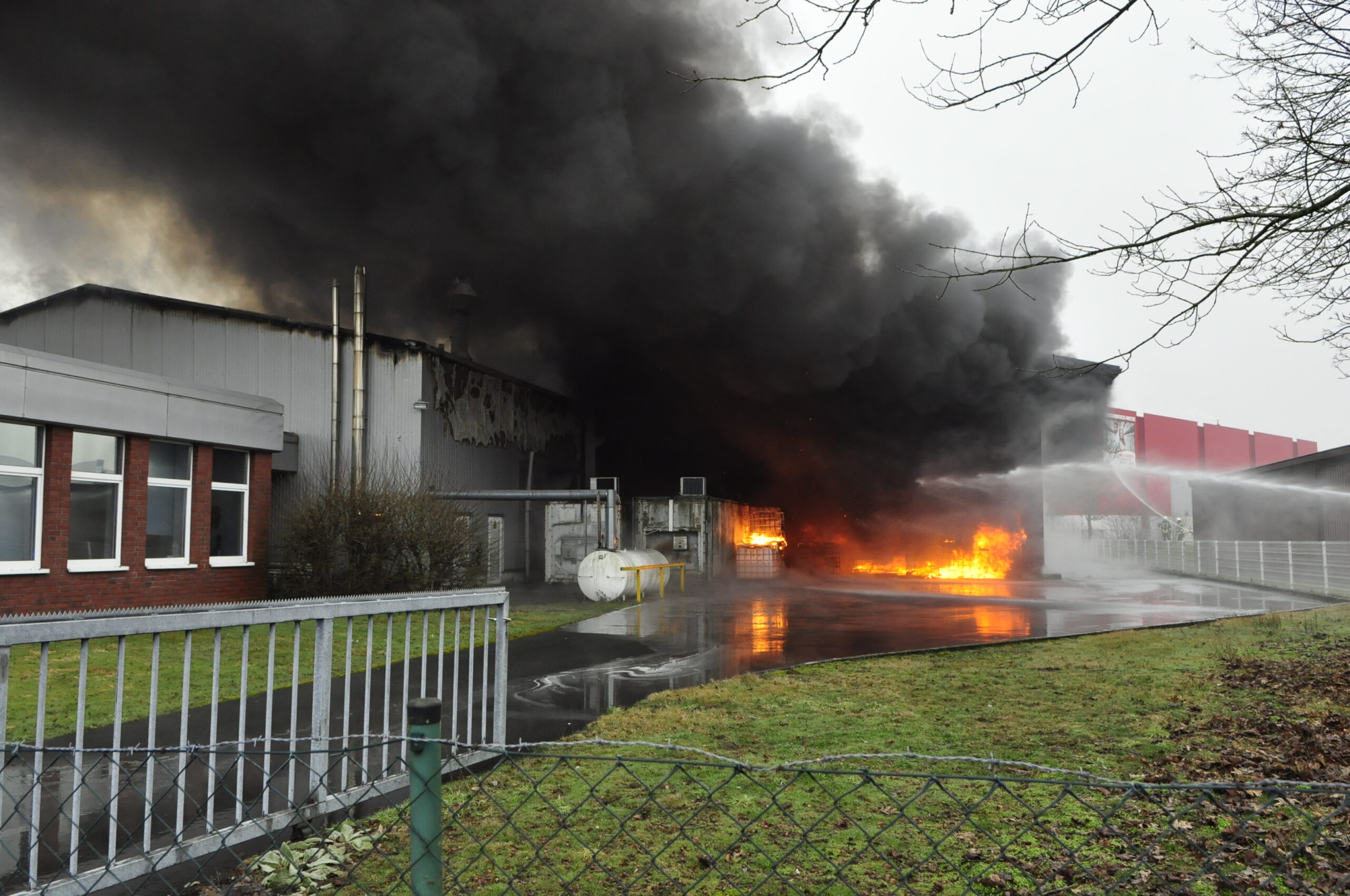 Feuer in Industriestraße. (Foto: RSA/Rehling)