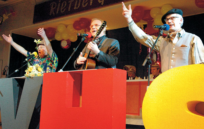 Seit 1969 glossierten sie treffend lokale Ereignisse in Rietberg. Hier in der letzten Besetzung mit Michael Brüggennolte (v.