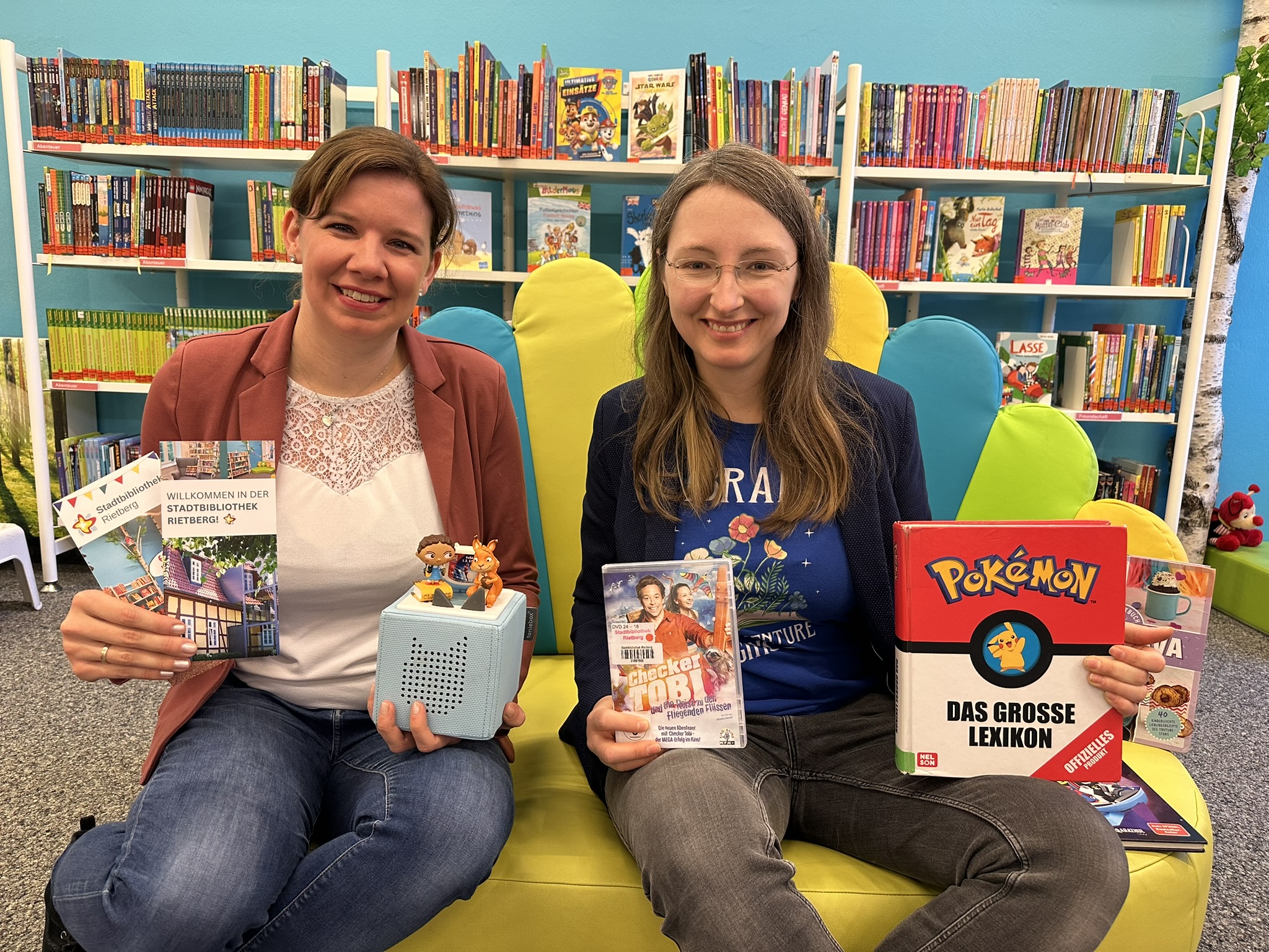 Julia Bröckling (links) und Jennifer Bader, die beiden Leiterinnen der Rietberger Stadtbibliothek, freuen sich darüber, das