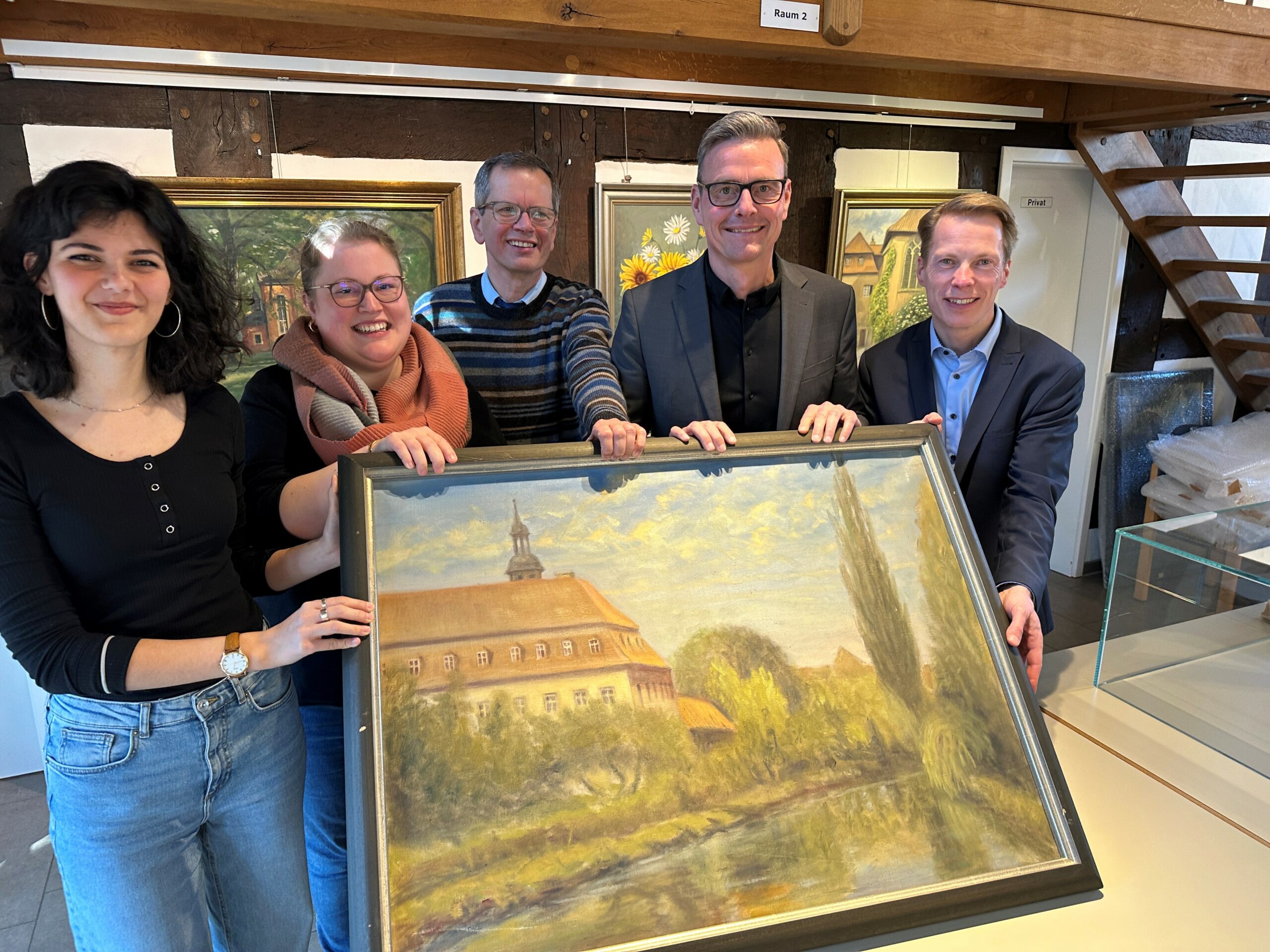 Sie haben die kommende Ausstellung im Blick: (von links) Feliz Akgül, Luisa von Fürstenberg (beide Stadt Rietberg), Günter