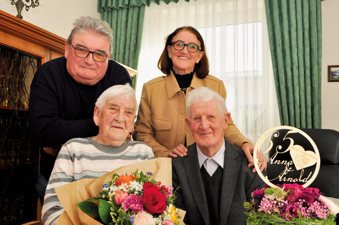 Eiserne Hochzeit feiern nach 65 Jahre Eheleben Anna und Arnold Reddig. Sohn Alois und Tochter Anita mit Partnern und Enkelkin