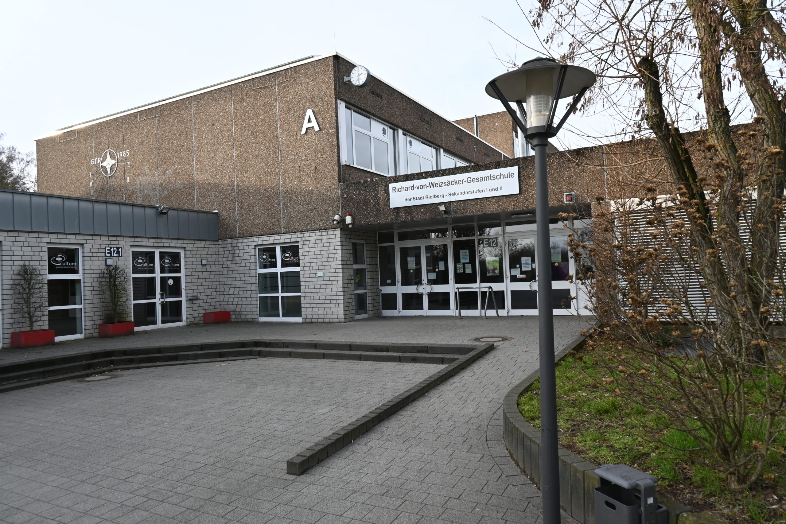 Die Richard-von-Weizsäcker-Gesamtschule in Rietberg. (Foto: RSA/Pfaff)