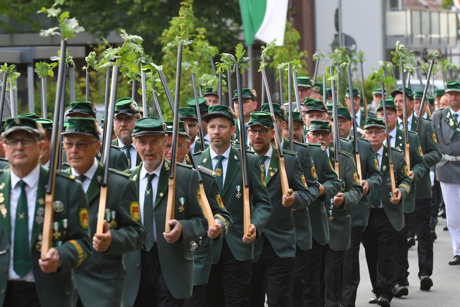 Gilde-Schützen mit Gewehren während des Schützenfestes 2024. (Foto: Verein)