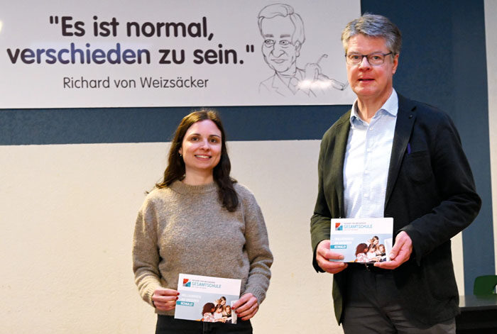 Schulleiter Burkhard Ernst und die Leiterin der Sekundarstufe 1, ­Jessica Toepper, nehmen das Motto von Richard von Weizäck