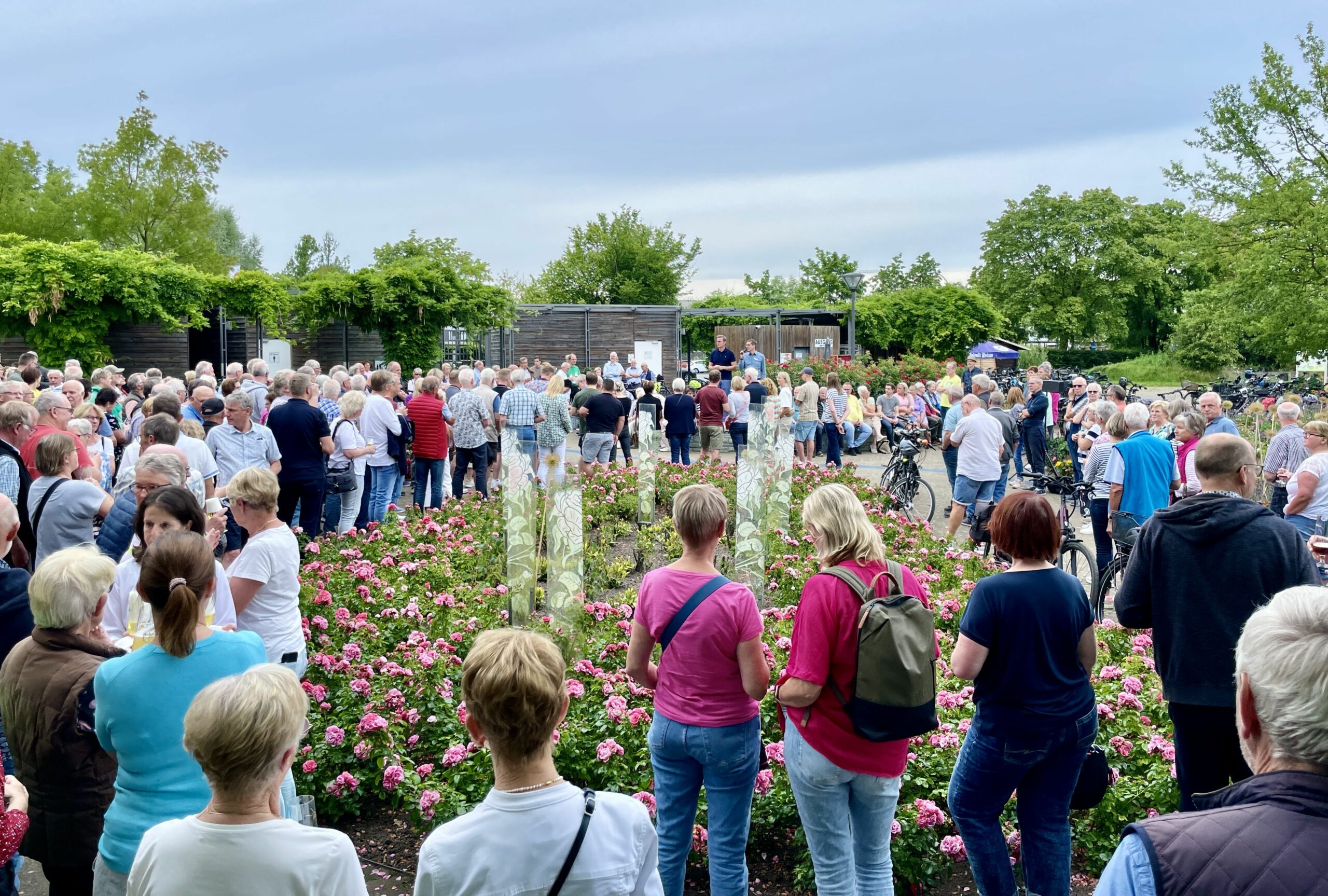 Auf große Resonanz stoßen regelmäßig die Touren des Bürgermeisters – hier im vergangenen Jahr in Rietberg. Foto: Stadt