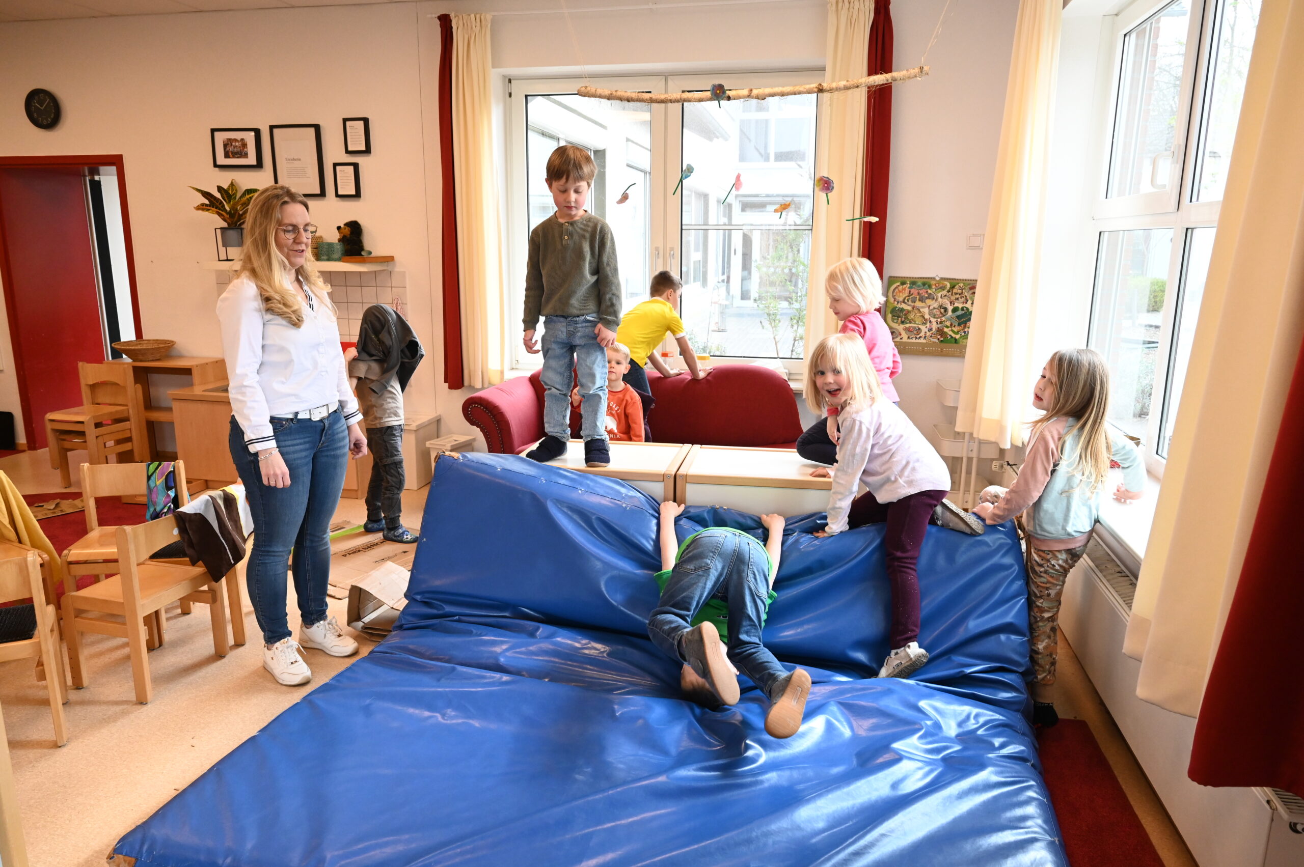 Die Kinder Max, Max, Jona, Matti, Leo, Jonas und Pauline (versteckt im Kletterprozess Ella) haben sich mit einer dicken Matte