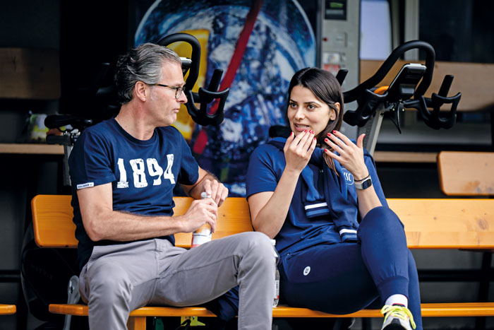 Praesident Holger Siegmund-Schultze (L) im Gespraech mit Teammanagerin Sarah Saliba (KSC, R).

GES/ Fussball/ Testspiel: Karl