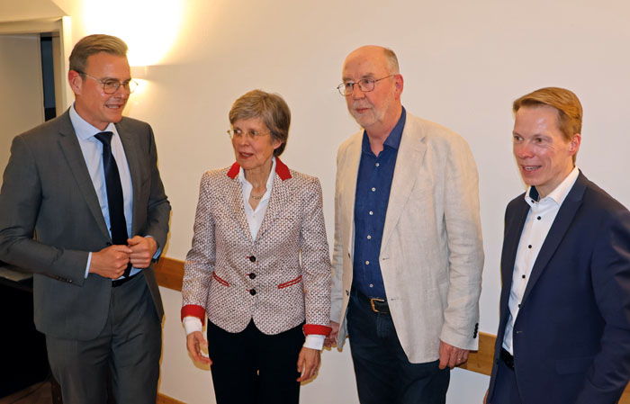 Bürgermeister Andreas Sunder(l.) und Sparkassenvorstand Kay Kling­sieck (r.) dankten dem Ehepaar Dr. Stefanie Schulte-Hinsk