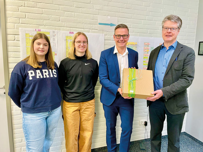Mit Andreas Sunder freuen sich  die Schülersprecherinnen Paula Flötotto (links) und Paula Berghoff über die Ernennung von 