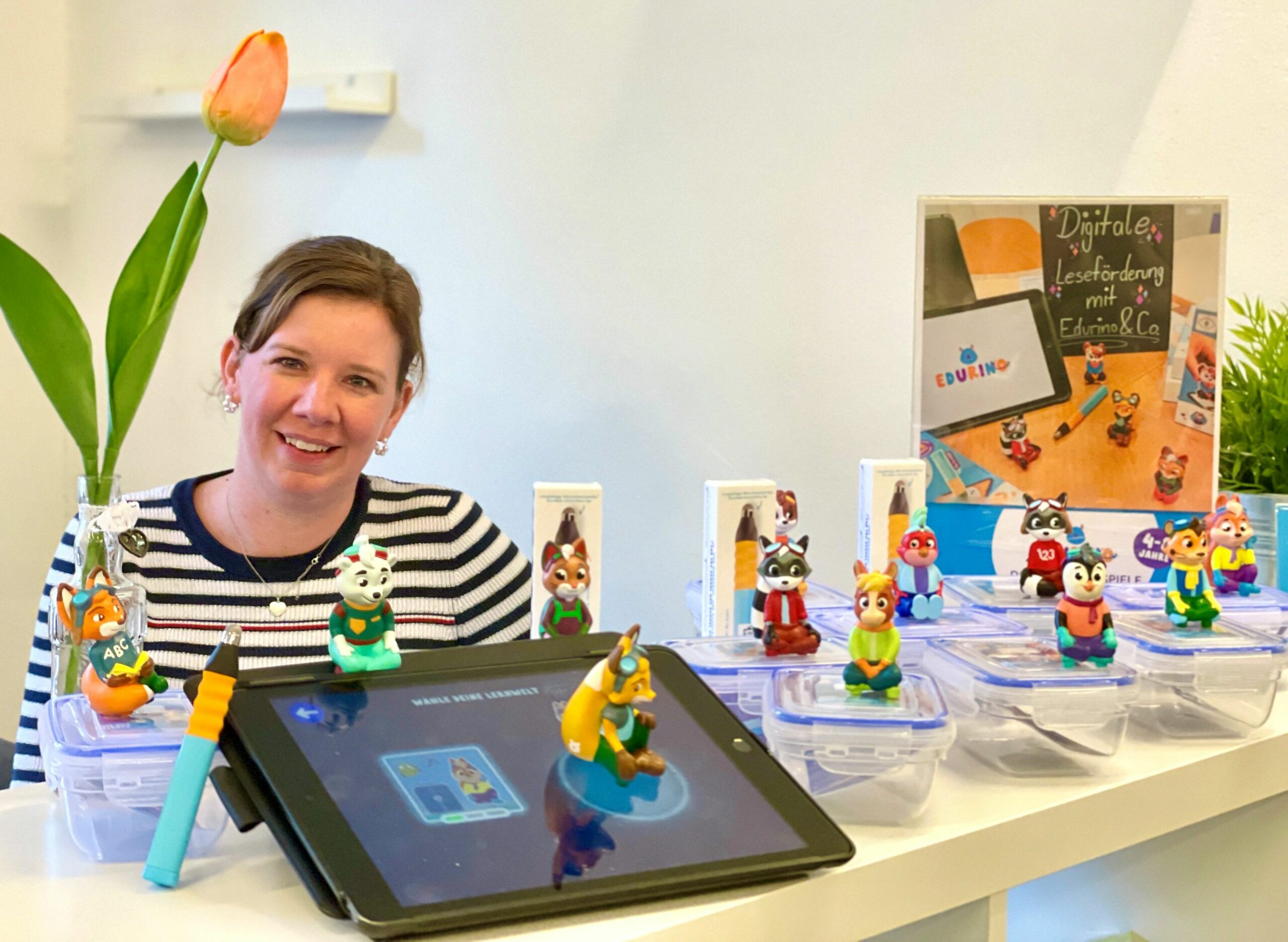 Julia Bröckling, eine der beiden Leiterinnen der Stadtbibliothek Rietberg, mit den neuen Edorino-Figuren und -Stiften, mit d