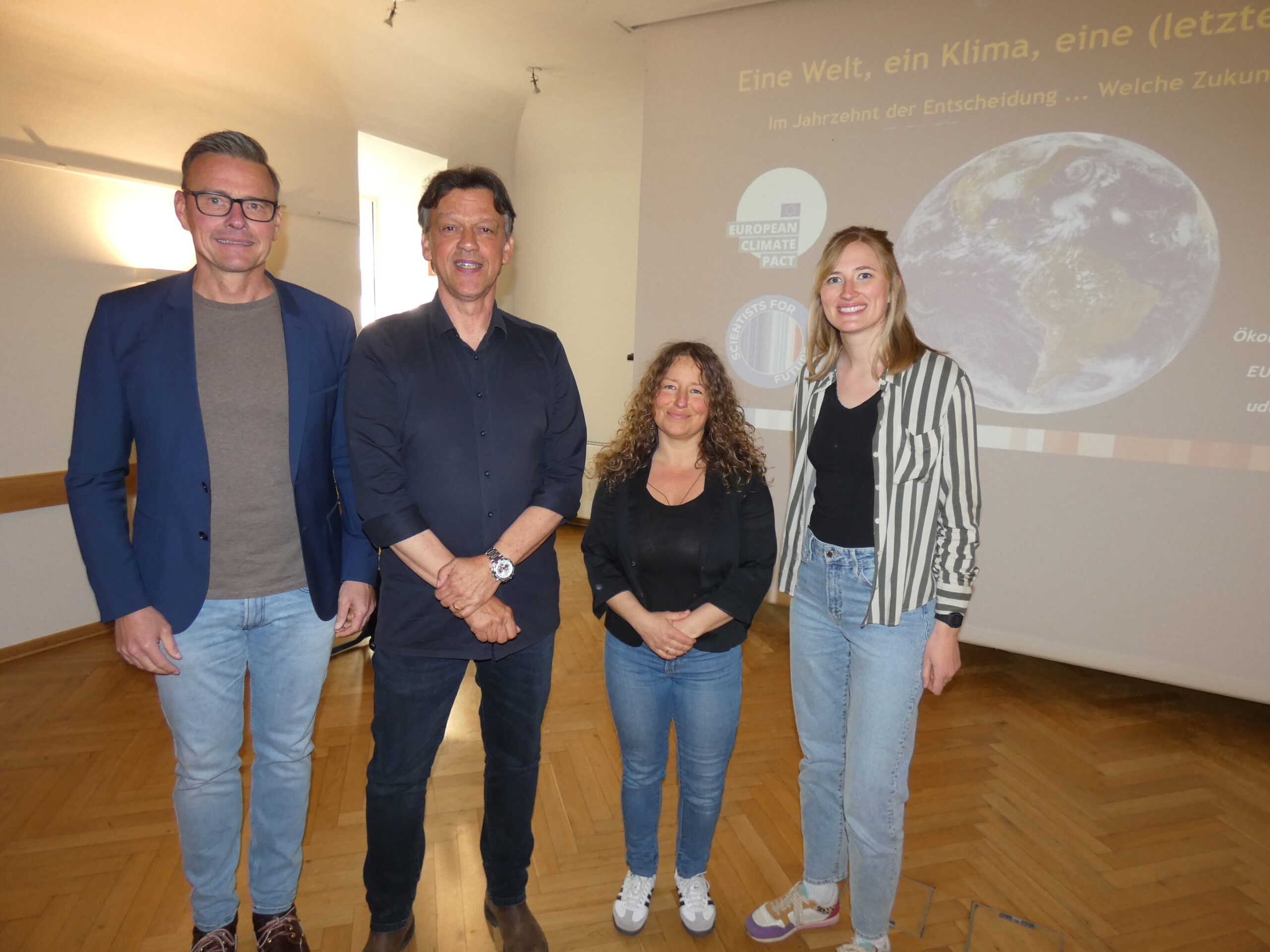 Das Foto zeigt von links Bürgermeister Andreas Sunder, Referent Dr. Udo Engelhard, Sabrina Gammelin Fa. Ansvar, und Klimasch