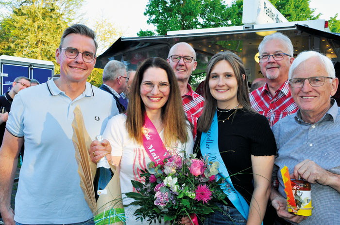 Umringt von Gratulanten: Maikönigin 2025 Monika Dreisewerd (l.) mit Amtsvorgängerin Ann-Sophie Hemmersmeier. Dahinter: BM A