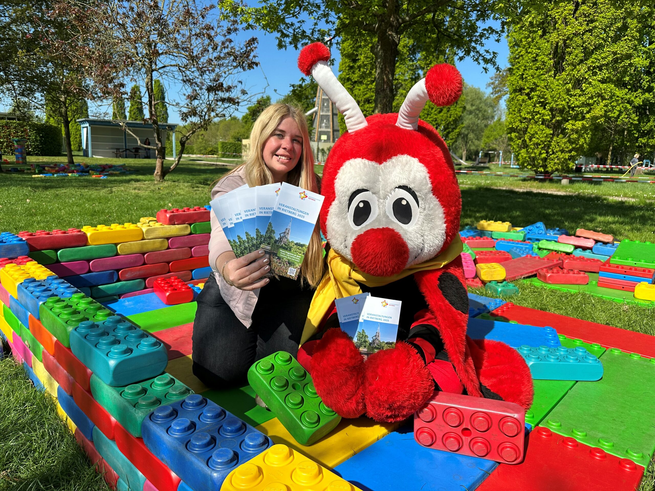 Gartenschaupark-Mitarbeiterin Bianca Piekatz hat die neue Broschüre mit den vielen Terminen und Tipps zusammengestellt. Geme