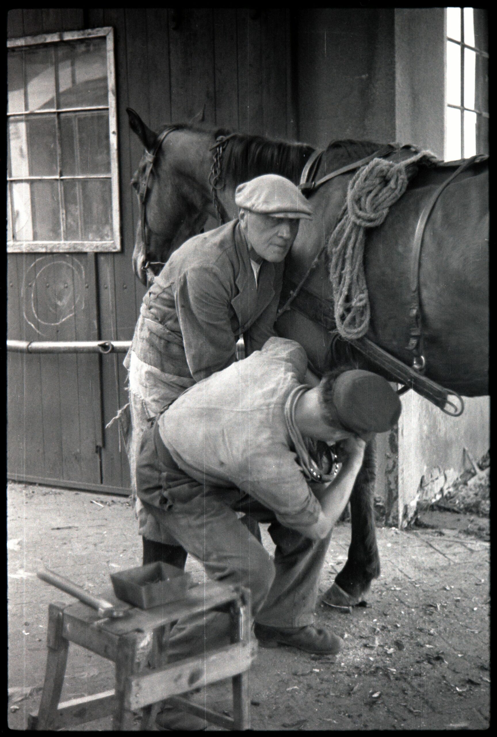 Ludwig Hermann Klack fotografierte das bäuerliche Alltagsleben. Hier dokumentierte er die Arbeit eines Hufschmieds.
Foto: Lu