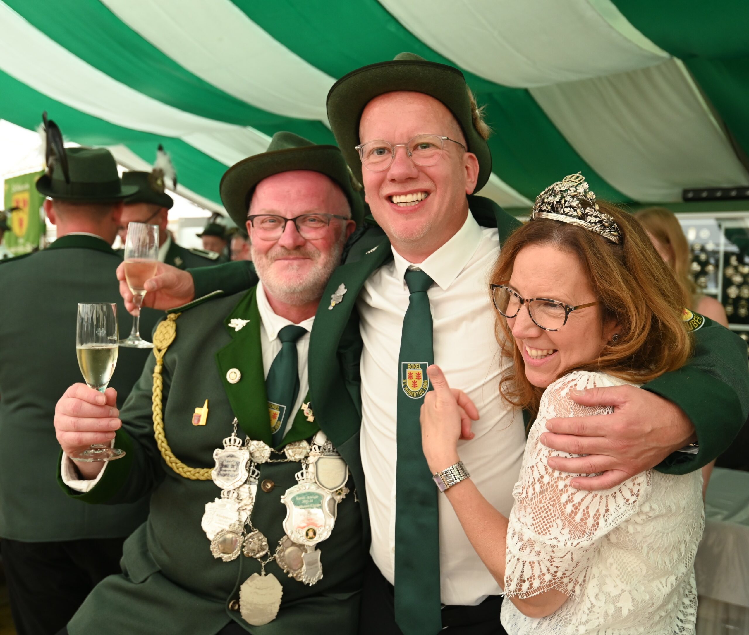 Ehemaliges Königspaar Ludger und Tanja Glasemacher 'herzen' den neuen Schützenkönig Ralf Gelheut. (Foto: RSA/Pfaff)