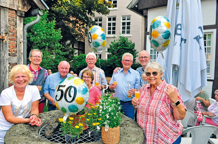 Mitwirkende im Vorstand. Ein Prosit auf den erfolgreichen Jubilar. Ute Merschbrock (v.l.), Günter Höppner (Vorsitzender), A