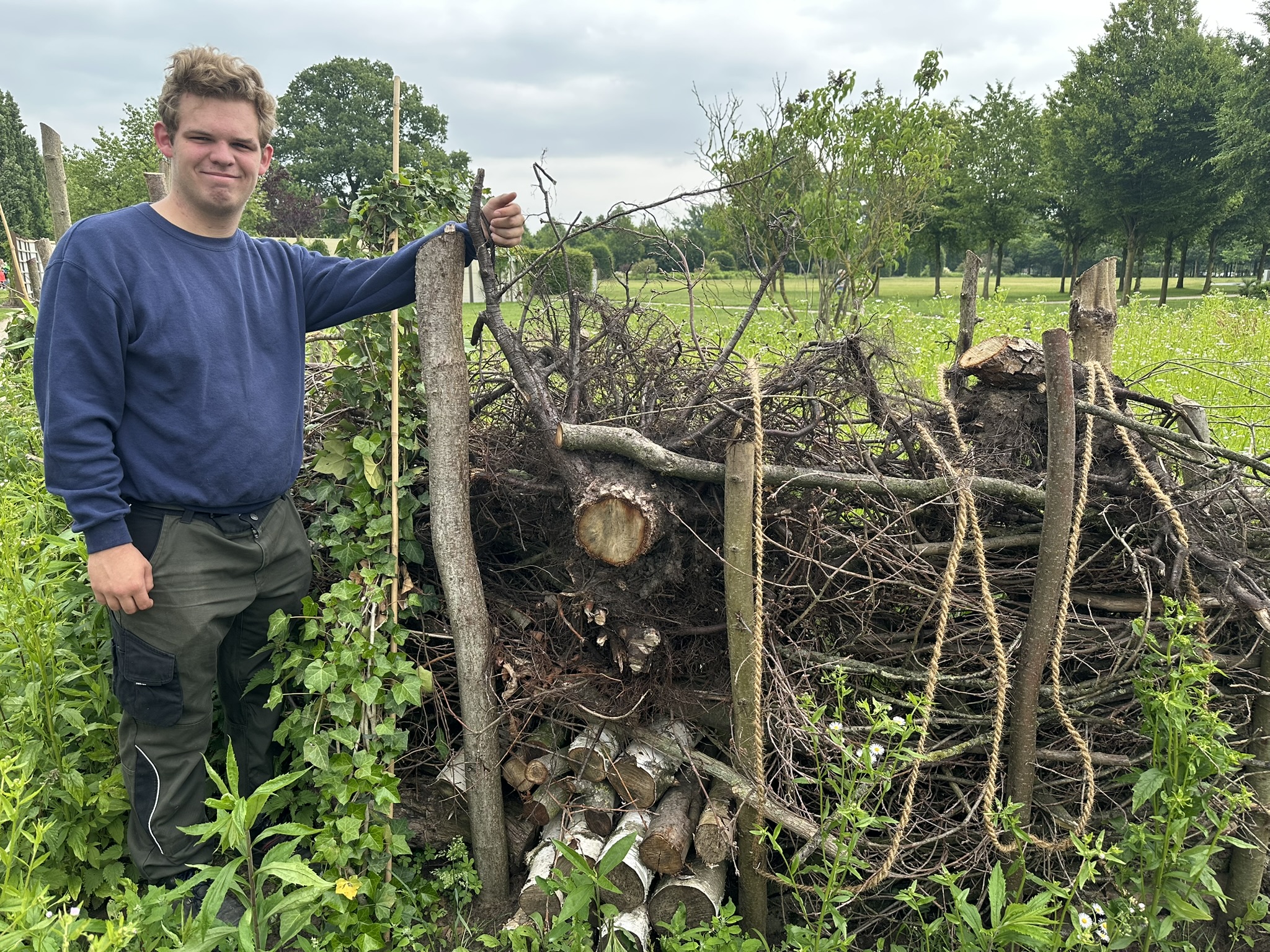 Fynn Wittreck, FöJ-Pionier im Gartenschaupark, hat den Grundstein zum neuen Naturgarten gelegt und zwei Totholzmauern in der