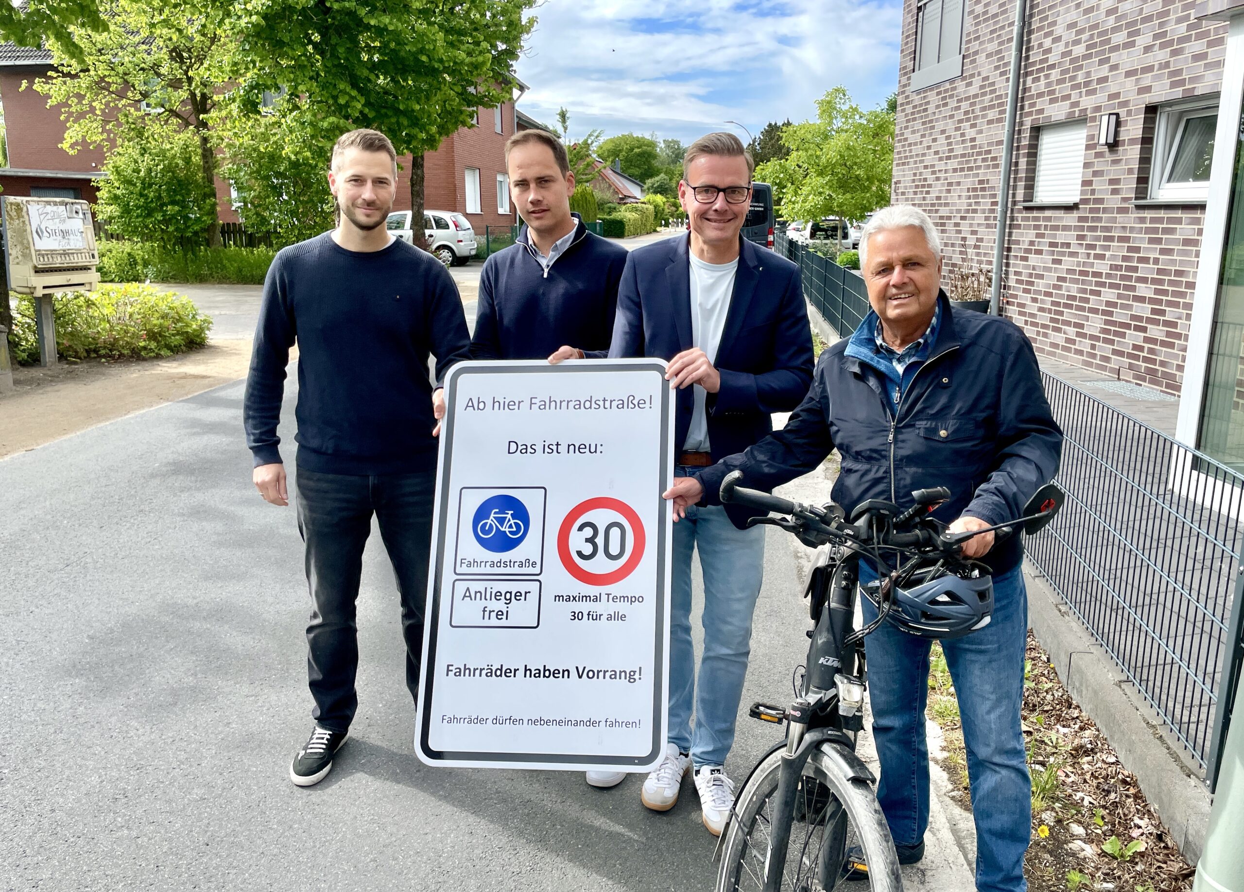 Die Anlieger Christian Kleinhans (links) und Hermann Lütkebohle (rechts) freuen sich, dass Nils Kutscher (Zweiter von links)
