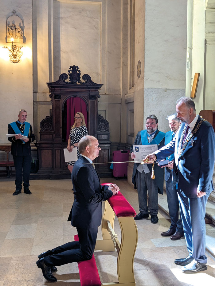 Von Erzherzog Karl von Habsburg-Lothringen (r.) wurde André Kuper zum Ritter geschlagen.
 Fotos: privat
