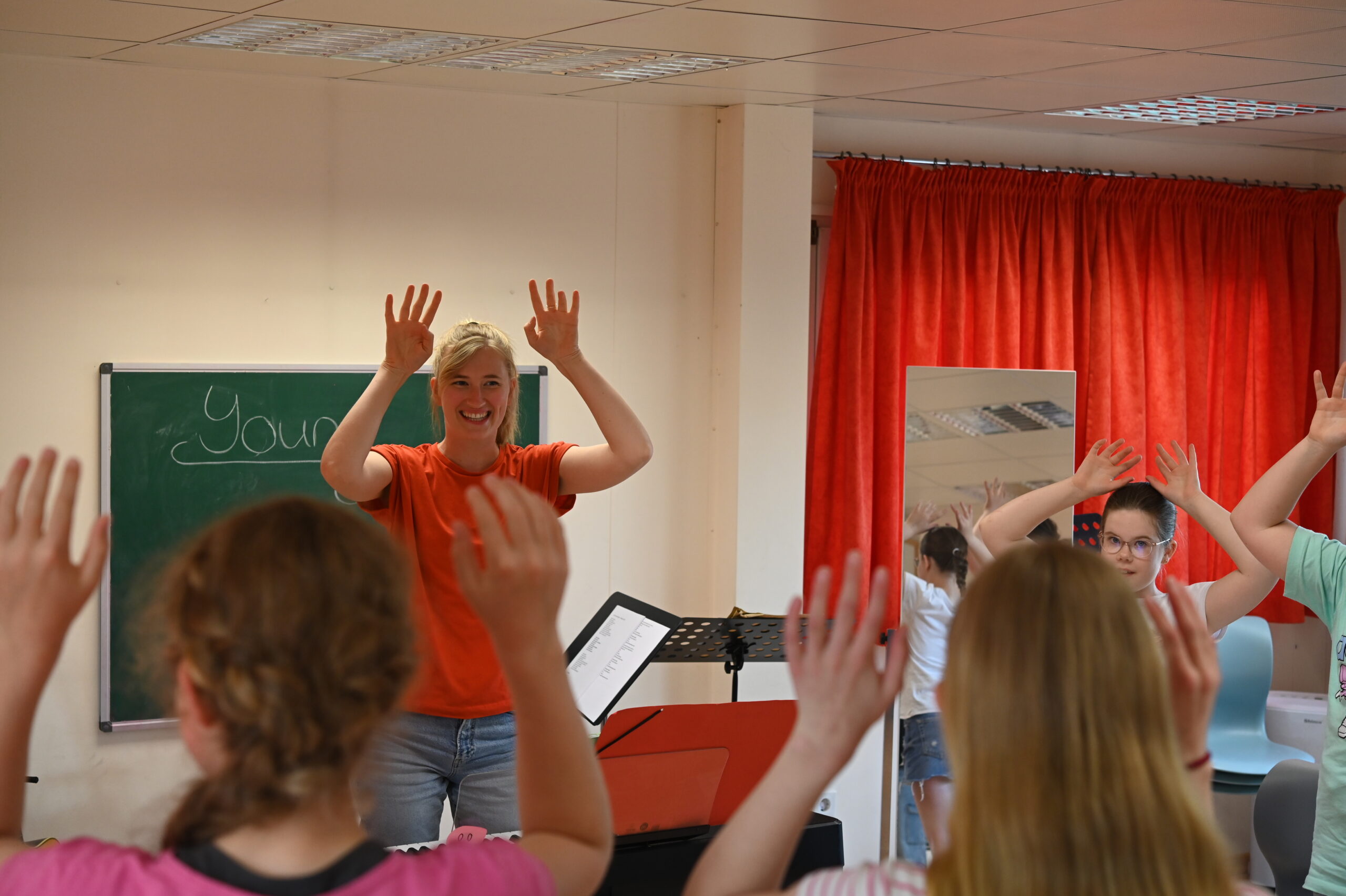 Wibke Kordtomeikel leitet den jungen Chor 'Young Beats'