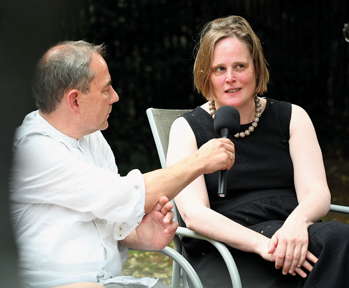 Martina Bergmann beim Treffen in Rietberg im Gespräch mit Volker Petri, Geschäftsführer des Börsenverein des Deutschen Bu