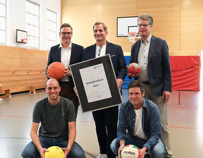 Bürgermeister Andreas Sunder, Thorsten Quest (Bezirksregierung Detmold), Schulleiter Burkhard Ernst sowie Jan Martin und Dan