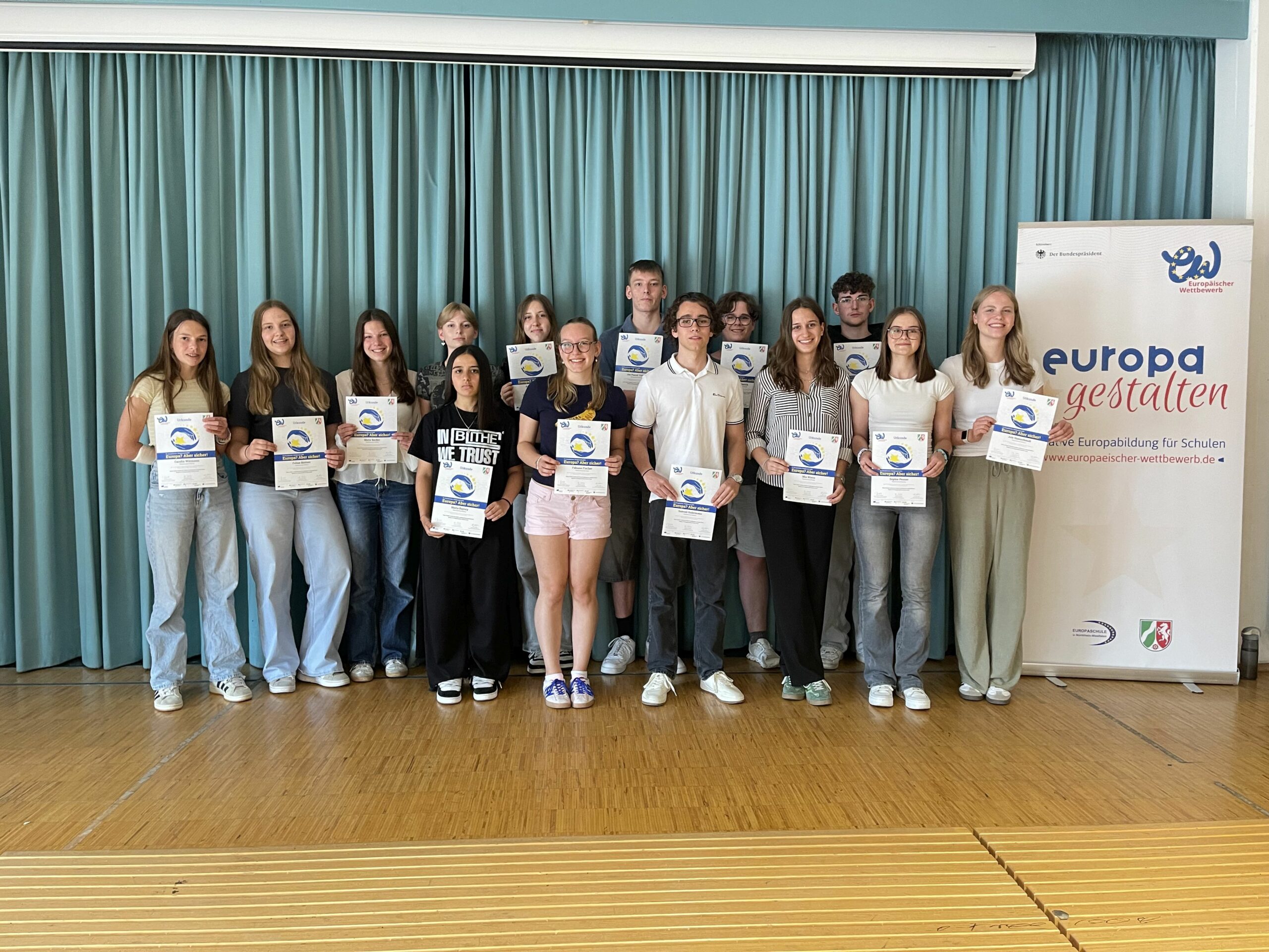 Die 14-köpfige Gruppe bei der Preisverleihung in Bad Oeynhausen. Foto: GNR