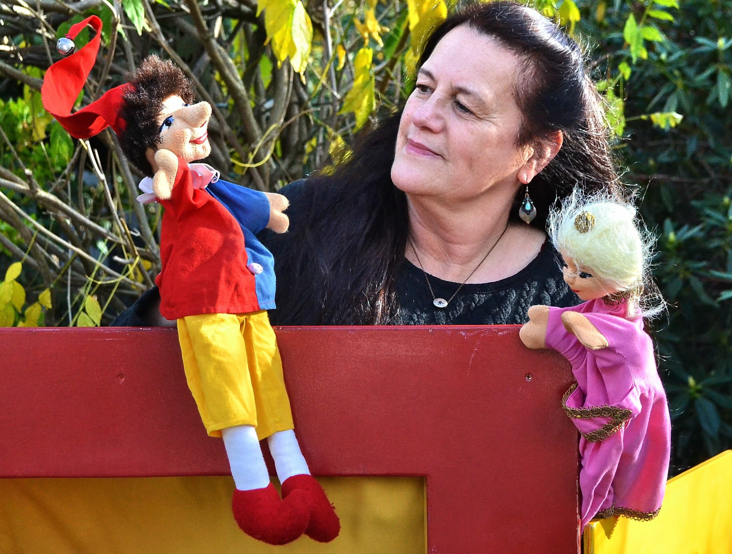 Puppenspielerin Birgit „Luxi“ Lux kommt mit Kasper, Bella und Co. am Sonntag, 20. Juli, in den Gartenschaupark. Foto: Bir