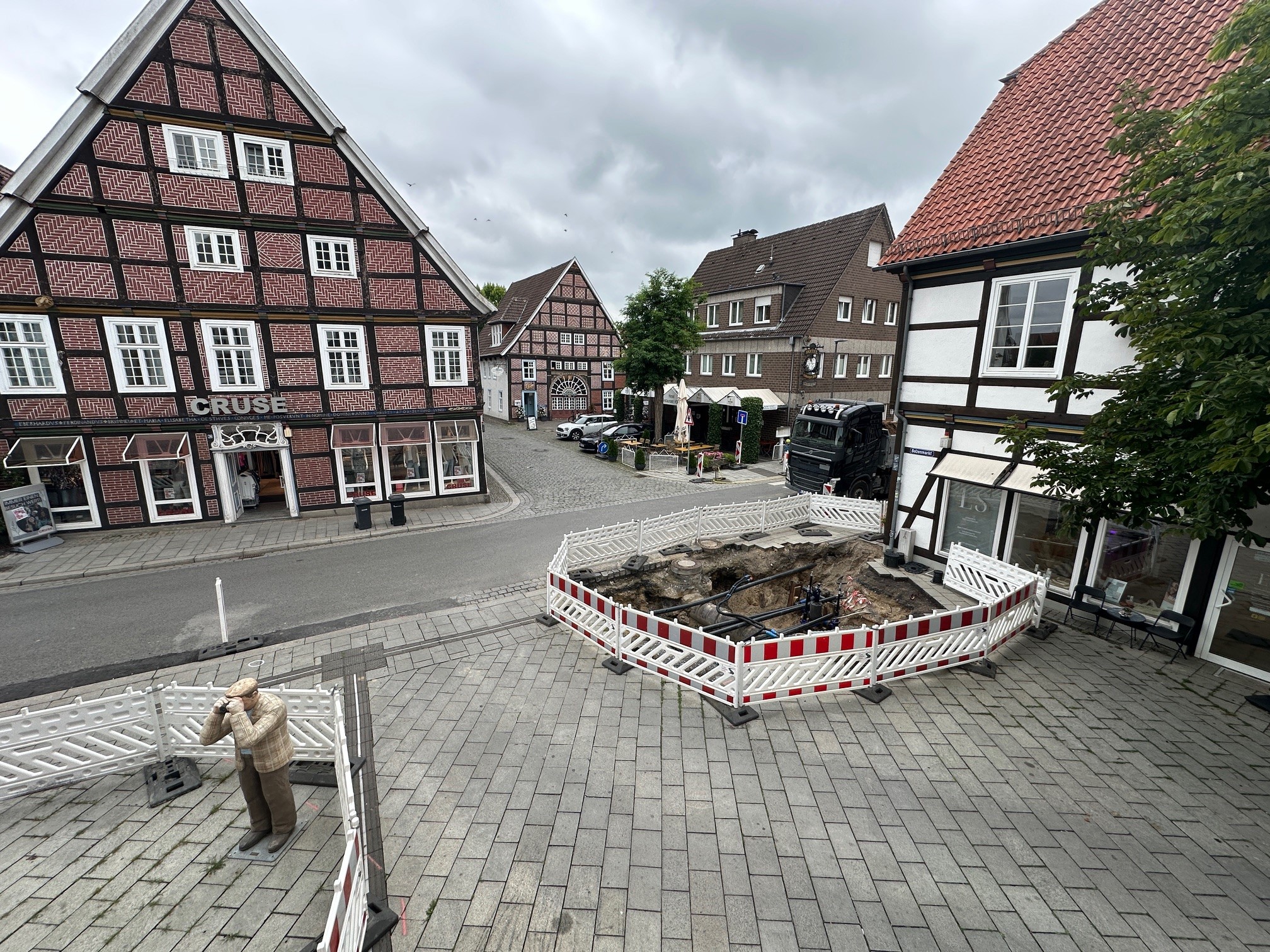 Blick auf den Vorplatz des Historischen Rathauses. Er wird ab dem 28. Juli für den Verkehr gesperrt. (Foto. Stadt Rietberg)