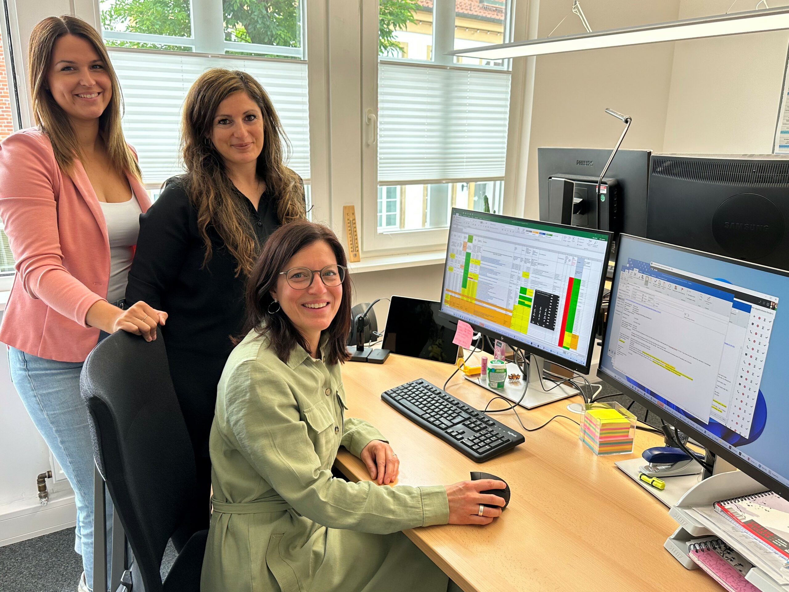 Alexandra Kühl, Ikbal Ertas und Christiane Meyer-Handing (von links) bilden das Team der Zentralen Vergabestelle. Foto: Stad